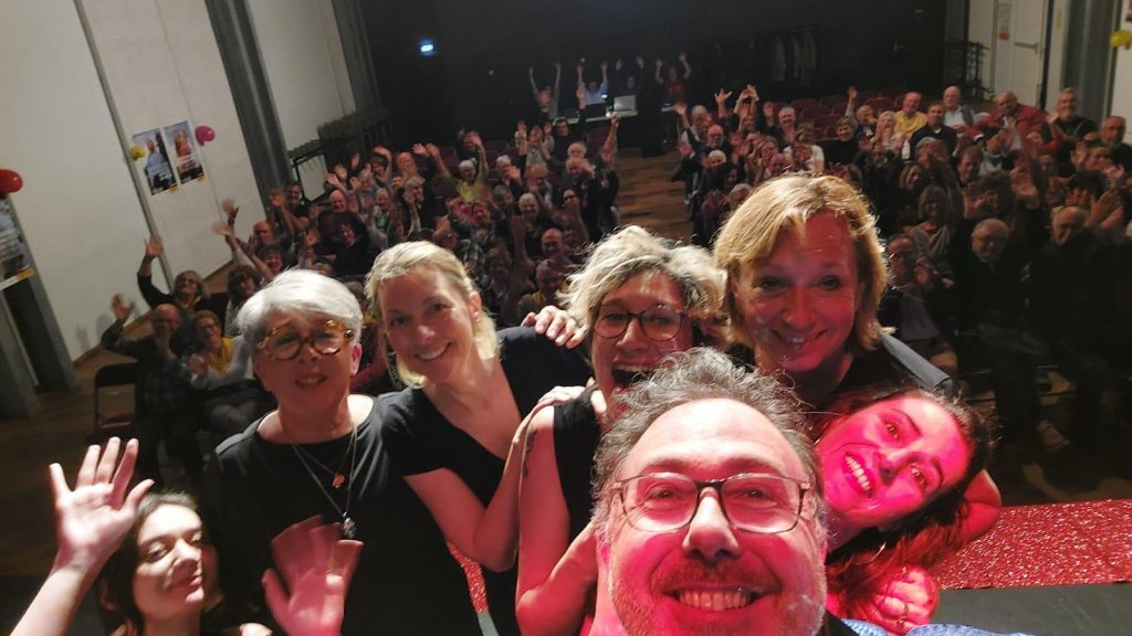 La troupe de théâtre 3 coups la réplique sur scène
